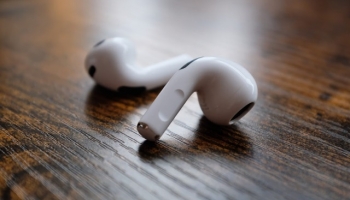 Чи може AirPods 4 допомогти налагодити сон?